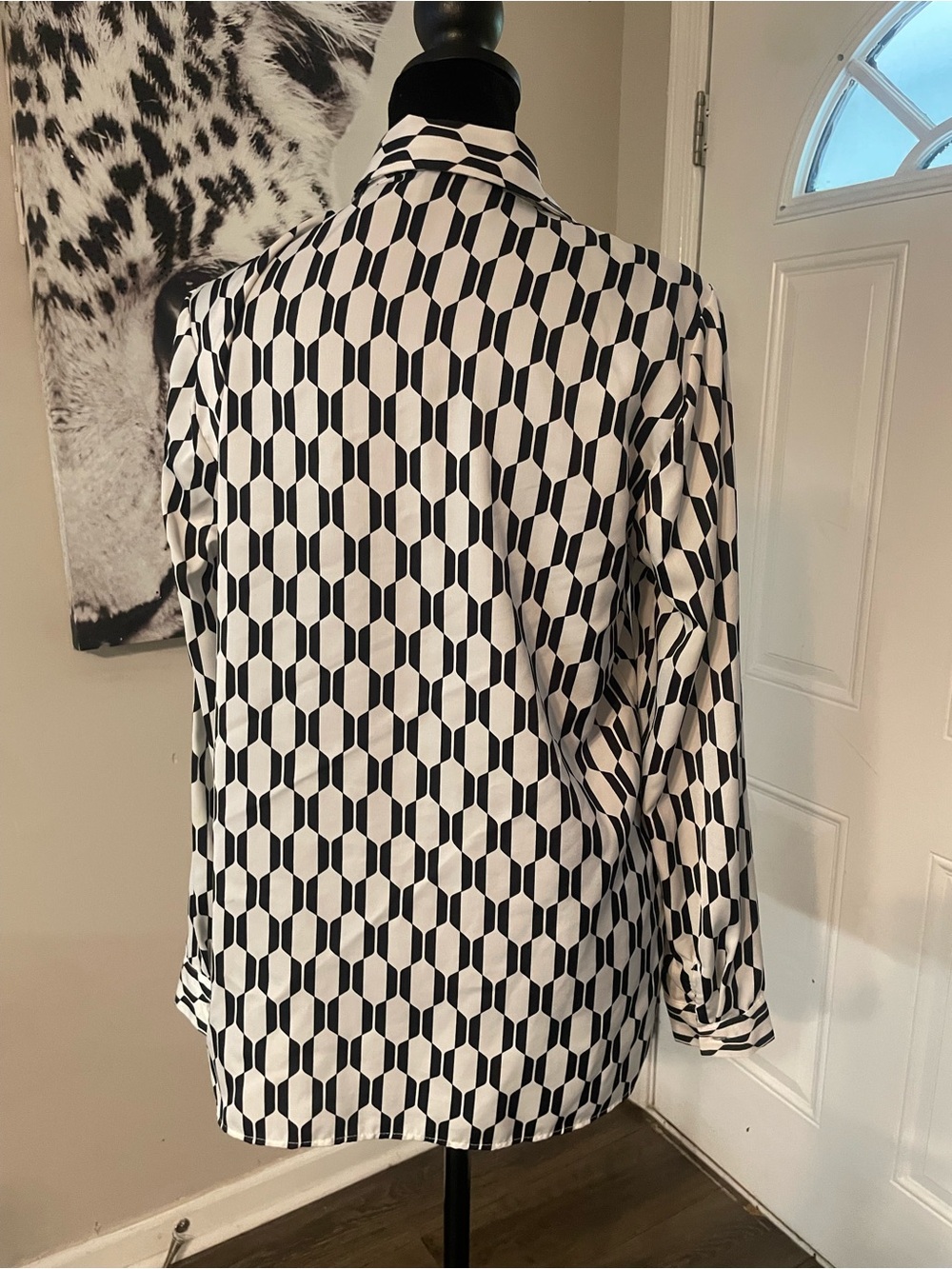Smooth silky feel blouse geometric pattern button top long sleeve Small Modern - Picture 4 of 8